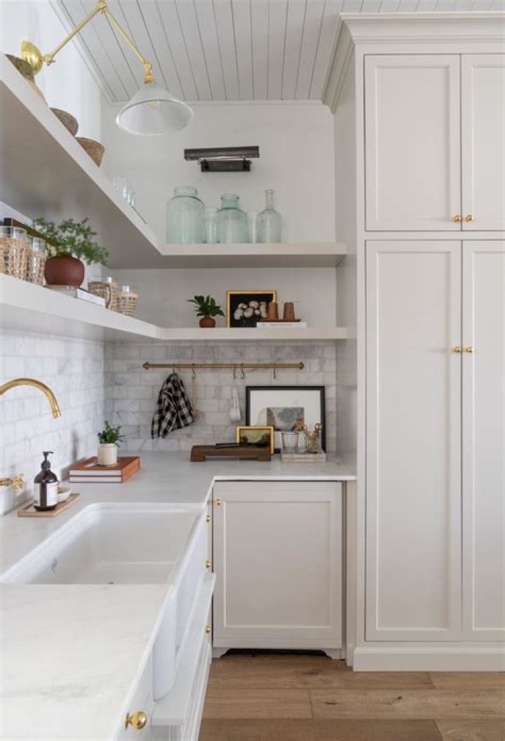 What makes a kitchen a farmhouse kitchen?
