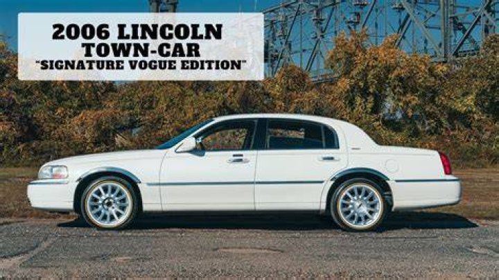 What size tires are on a 2006 Lincoln Town Car?