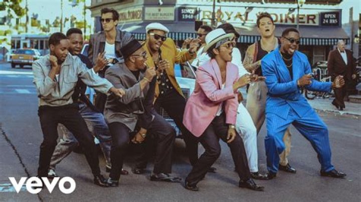 Who sings Uptown Funk?
